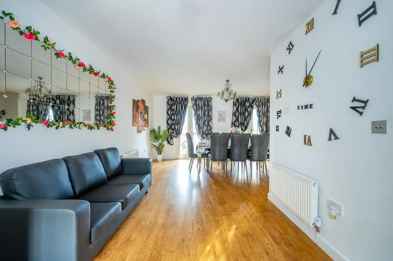 Homestay *Rc27R* For Your Relaxed & Cosy Stay + Parking Leeds