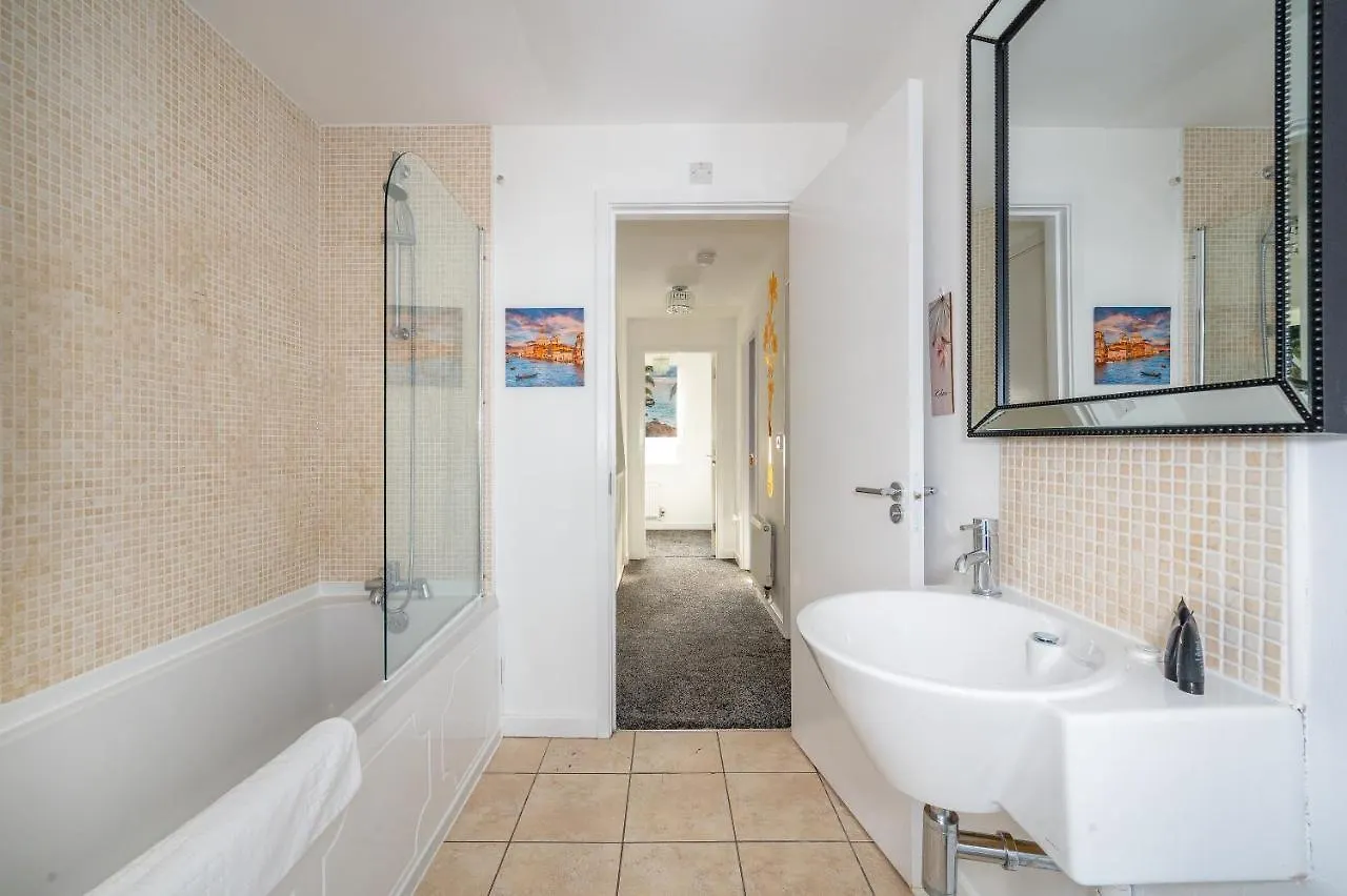 Homestay *Rc27R* For Your Relaxed & Cosy Stay + Parking Leeds
