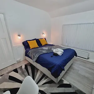 Homestay Luxury Double Bed With Private Bathroom, Netflix, Work Space And Wifi, Leeds (West Yorkshire)